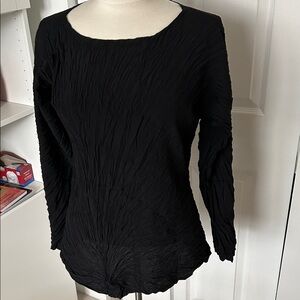 Babette medium crinkle black top